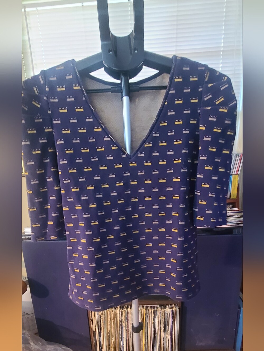 Ann Taylor Navy V-Neck Short Sleeve Top with Yellow Accent Pattern